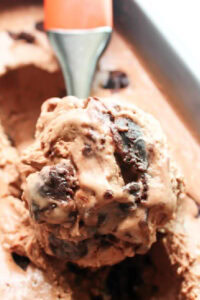 close up shot nutella ice cream with brownie chunks