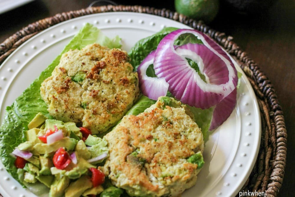 CHICKEN AVOCADO BURGER.