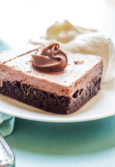CHOCOLATE CHEESECAKE BROWNIE BARS - decadent and delicious this no-bake chocolate cheesecake with a fudgey brownie base will have you drooling.