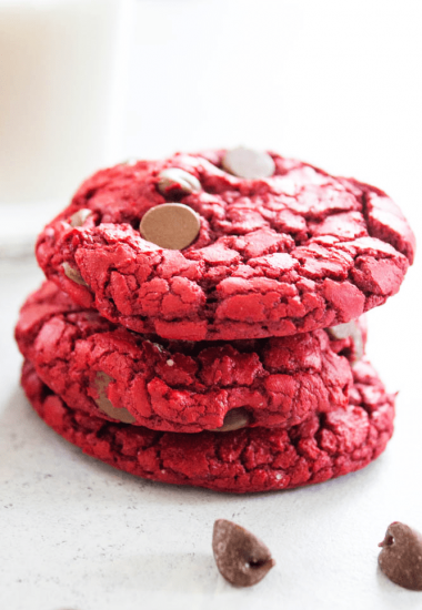 red velvet cookies, chocolate chips, glass, milk, red velvet, cookie