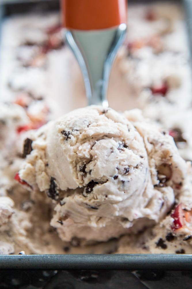 foto ravvicinata di una pallina di gelato