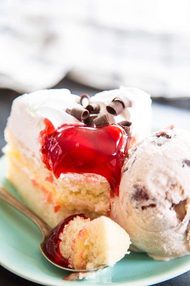 Foto von einem Stück Kuchen mit einer Kugel Eis