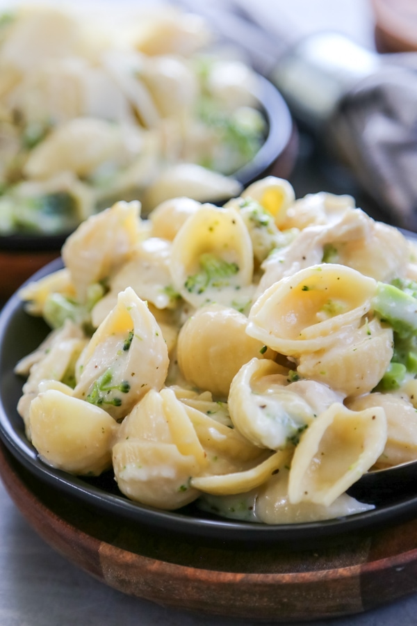 close-up shot of a serving of chicken broccoli alfredo on a plate.