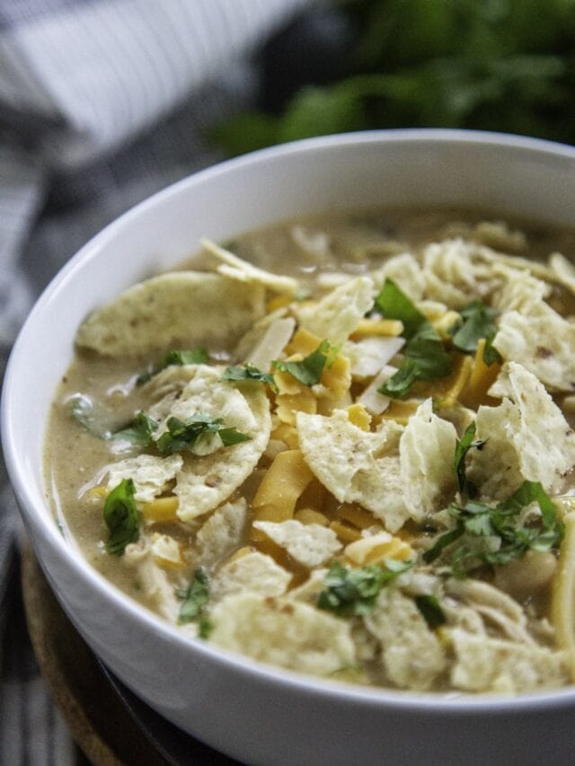 cropped-White-Chicken-Chili-Slow-Cooker-recipe-with-chips-and-cilantro.jpg