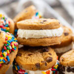 bunch of sandwich cookies filled with no bake cheesecake