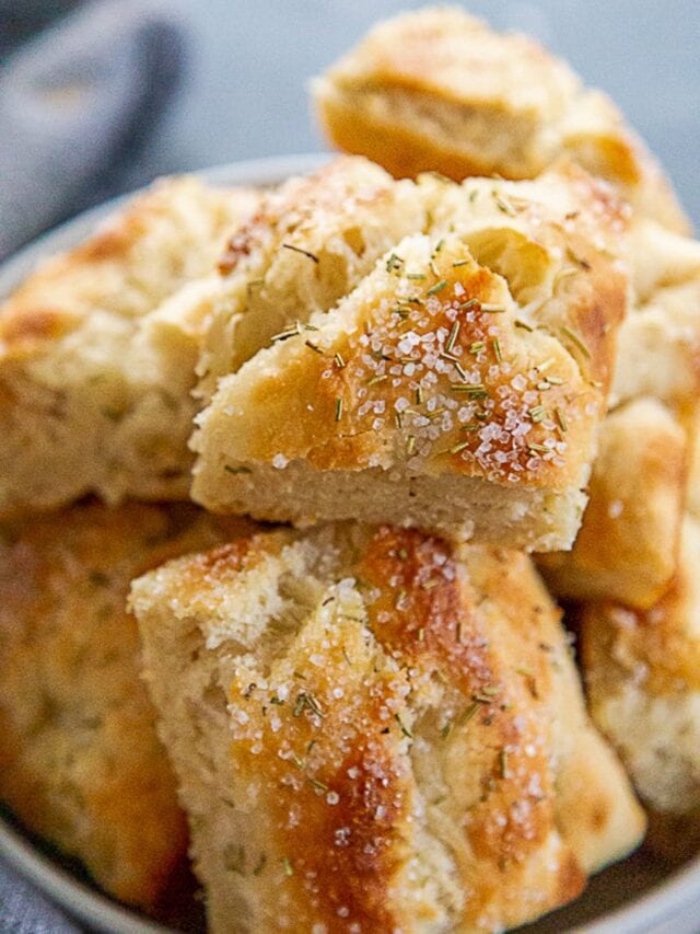 bunch of focaccia bread rolls